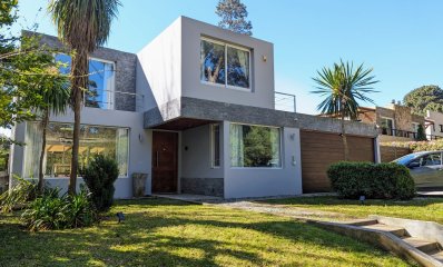 Hermosa casa en venta de 4 dormitorios en Punta del Este.