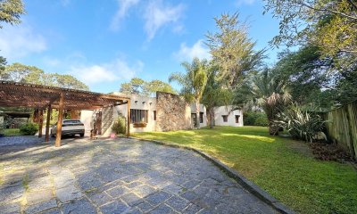 Hermosa propiedad en venta de 4 dormitorios en zona Lugano, Punta del Este.