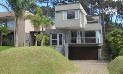 Casa en venta de 4 dormitorios en La Barra, Punta del Este.