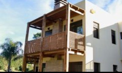 Moderna casa en venta de 3 dormitorios en Country, Punta del Este.