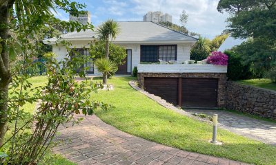 Casa en venta de 5 dormitorios en Cantegril, Punta del Este.