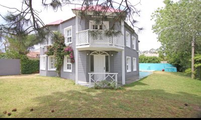 Casa en venta en La Barra a 3 cuadras de la playa, Punta del Este.