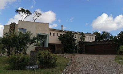 Casa en Venta de 5 Dormitorios en Barrio Privado Laguna Blanca