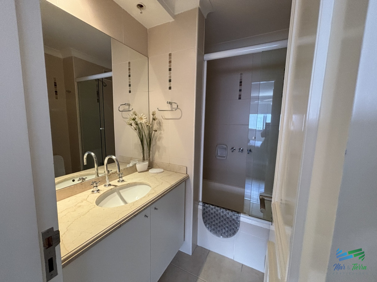 Apartamento ID.3885 - VENDO APARTAMENTO 2 DORMITORIOS EN AV CHIVERTA, PISO ALTO, VISTA AL MAR, PUNTA DEL ESTE