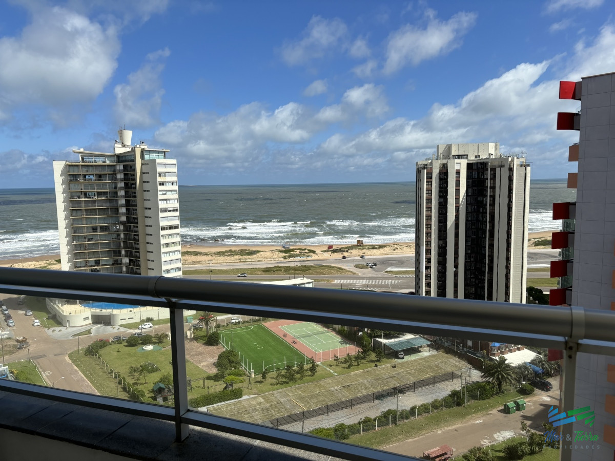 Apartamento ID.3885 - VENDO APARTAMENTO 2 DORMITORIOS EN AV CHIVERTA, PISO ALTO, VISTA AL MAR, PUNTA DEL ESTE