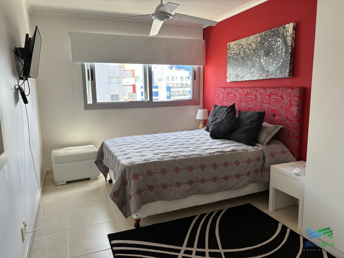 Apartamento ID.3885 - VENDO APARTAMENTO 2 DORMITORIOS EN AV CHIVERTA, PISO ALTO, VISTA AL MAR, PUNTA DEL ESTE
