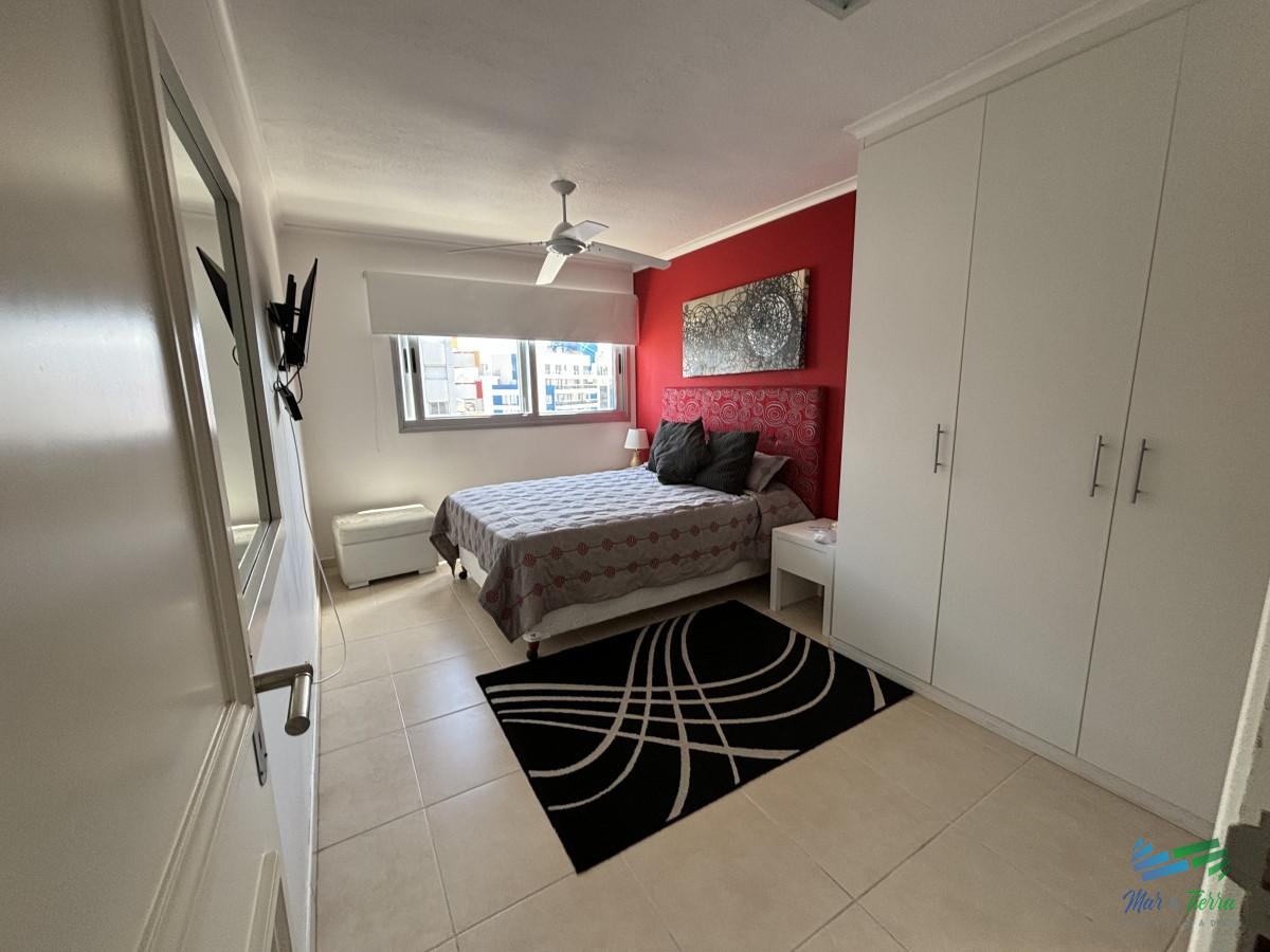 Apartamento ID.3885 - VENDO APARTAMENTO 2 DORMITORIOS EN AV CHIVERTA, PISO ALTO, VISTA AL MAR, PUNTA DEL ESTE