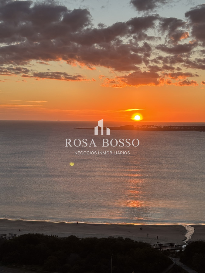 Apartamento ID.9382 -  venta y alquiler invierno mansa frente al mar tres suites y dependencias