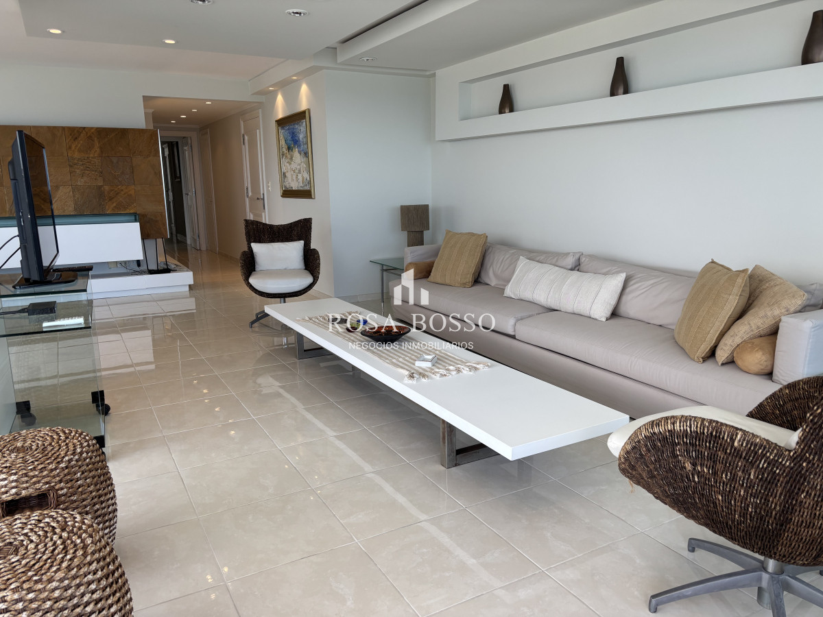 Apartamento ID.9382 -  venta y alquiler invierno mansa frente al mar tres suites y dependencias