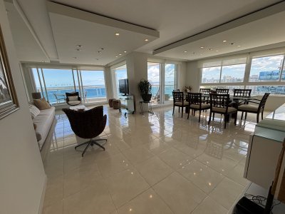 Venta apartamento en  mansa frente al mar tres suites y dependencias