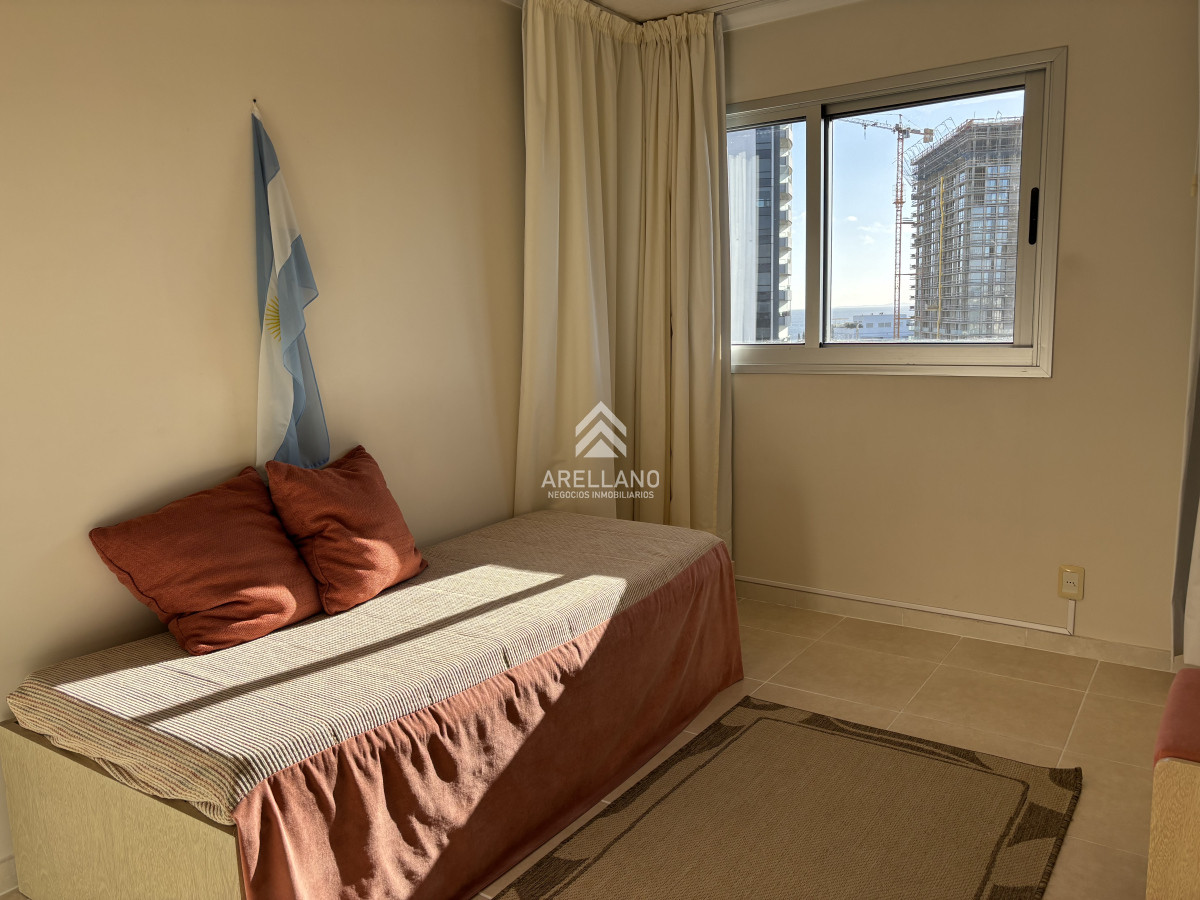 Apartamento ID.5842 - Venta - Av Chiverta todo sol y luz