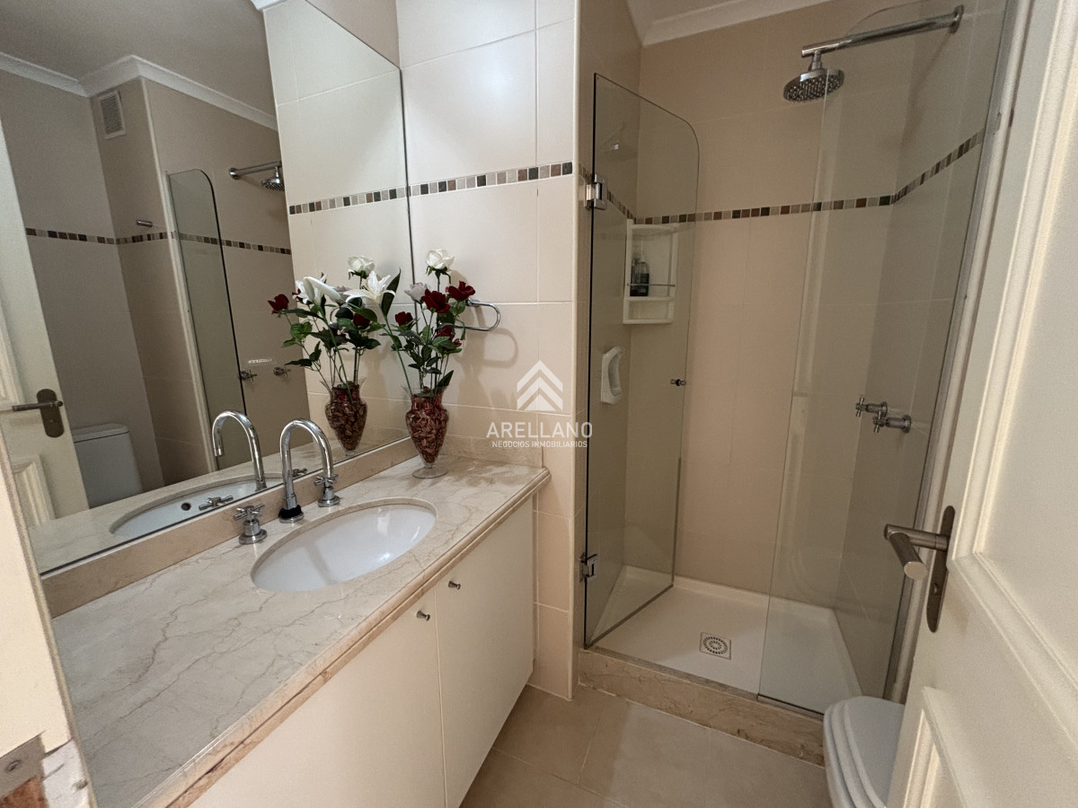 Apartamento ID.5842 - Venta - Av Chiverta todo sol y luz