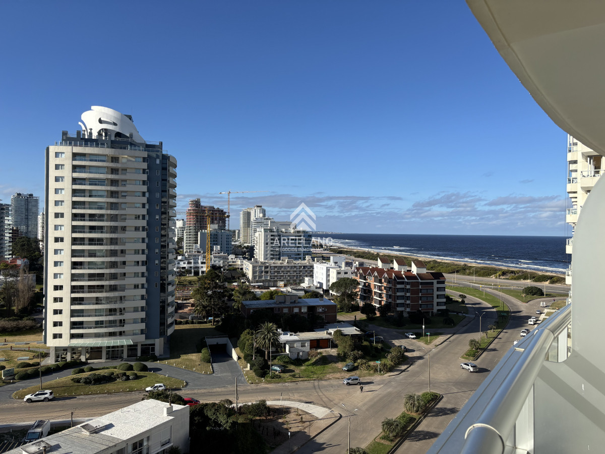 Apartamento ID.5842 - Venta - Av Chiverta todo sol y luz