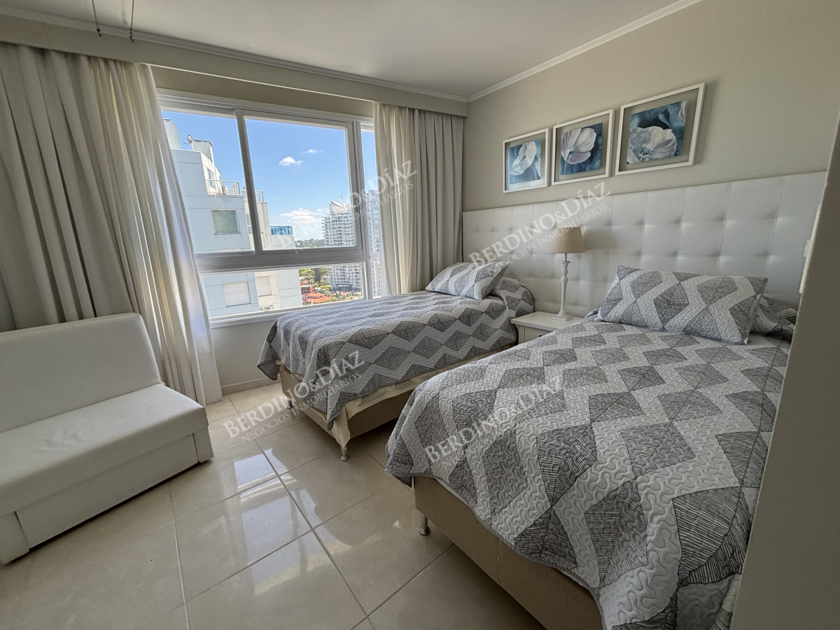 Apartamento ID.2722 -  venta y alquiler invierno mansa frente al mar tres suites y dependencias