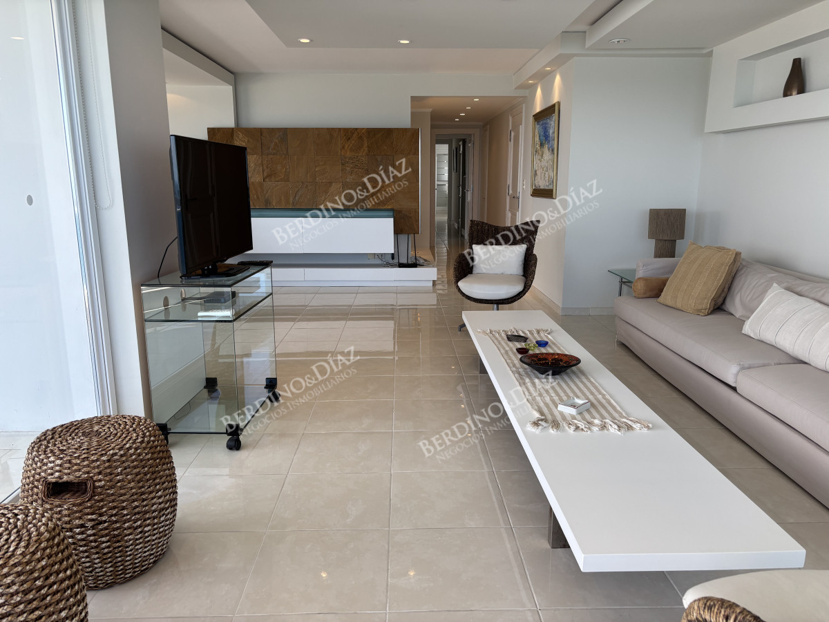 Apartamento ID.2722 -  venta y alquiler invierno mansa frente al mar tres suites y dependencias
