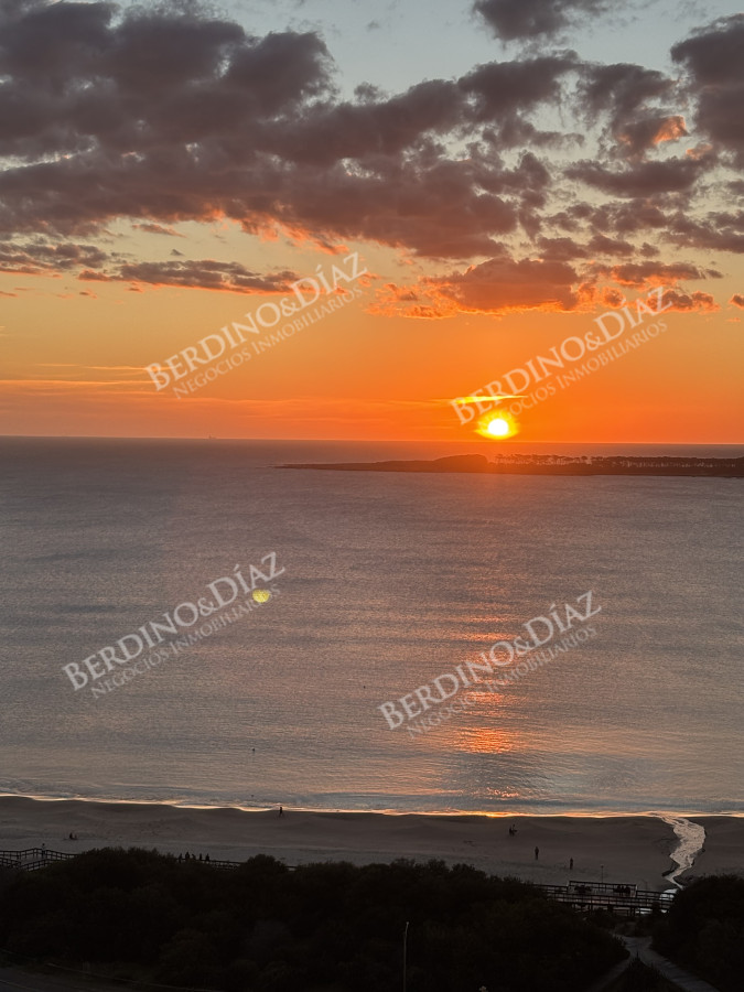 Apartamento ID.2722 -  venta y alquiler invierno mansa frente al mar tres suites y dependencias