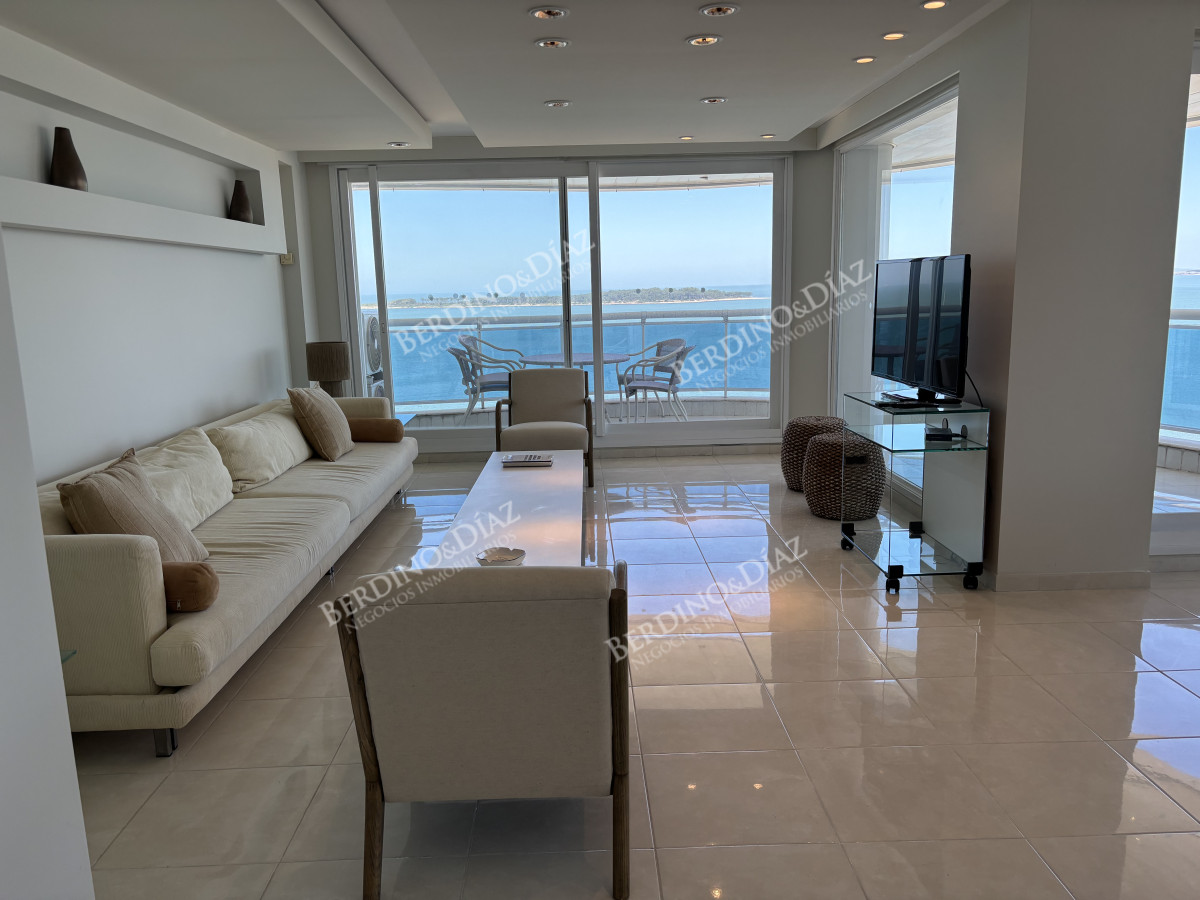 Apartamento ID.2722 -  venta y alquiler invierno mansa frente al mar tres suites y dependencias