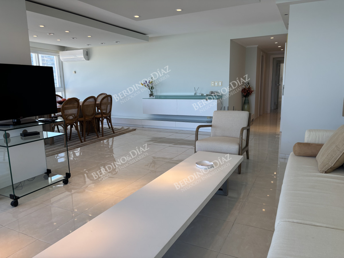 Apartamento ID.2722 -  venta y alquiler invierno mansa frente al mar tres suites y dependencias