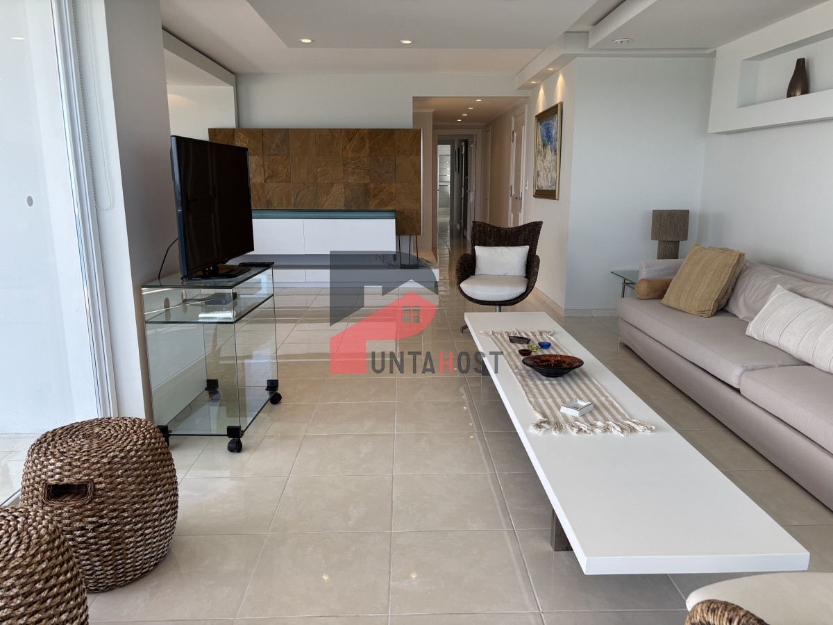 Apartamento ID.251 -  venta MILLENIUM TOWER mansa frente al mar tres suites y dependencias