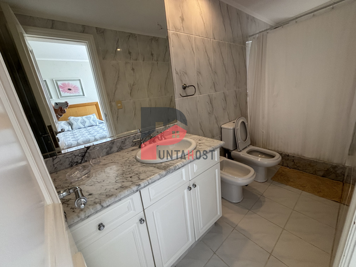 Apartamento ID.251 -  venta MILLENIUM TOWER mansa frente al mar tres suites y dependencias