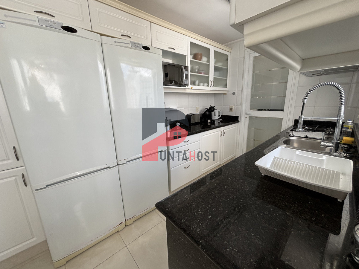 Apartamento ID.251 -  venta MILLENIUM TOWER mansa frente al mar tres suites y dependencias