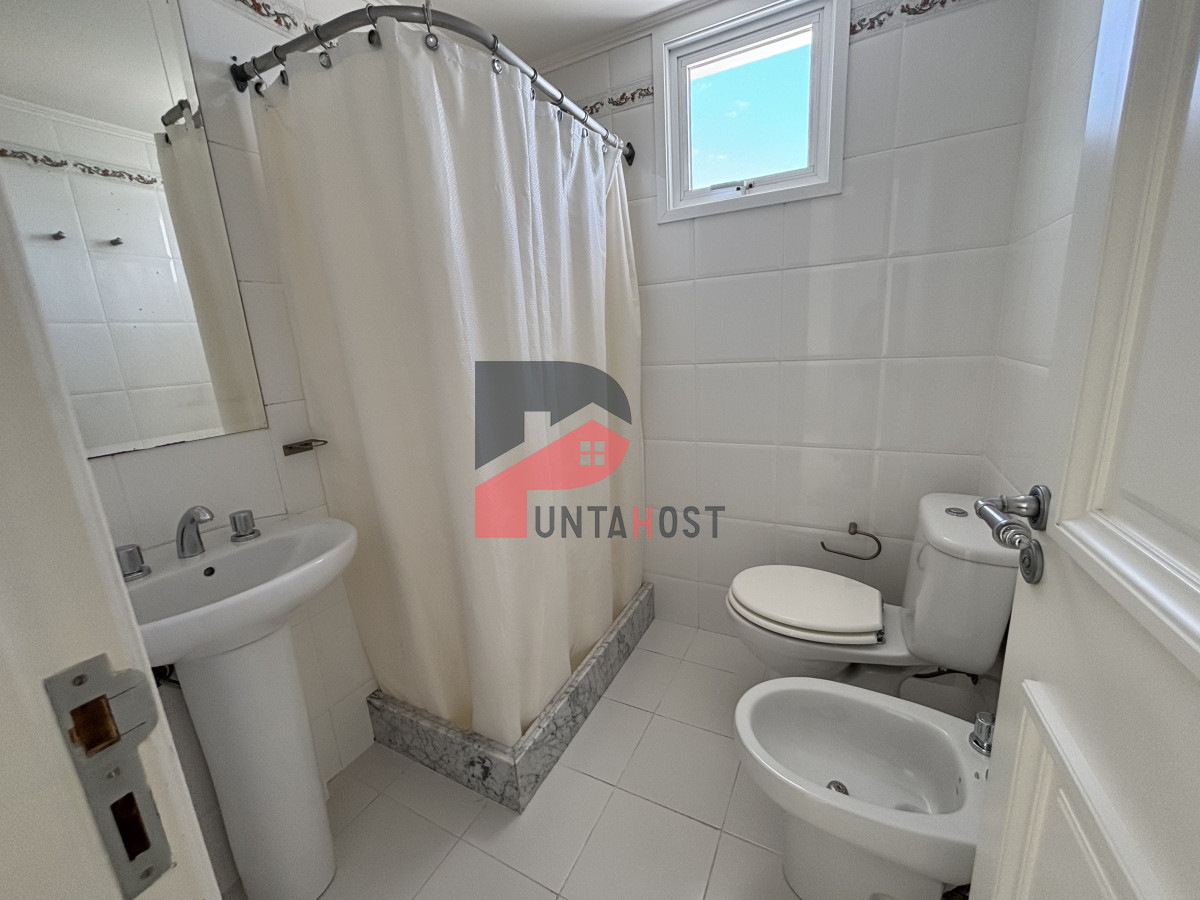 Apartamento ID.251 -  venta MILLENIUM TOWER mansa frente al mar tres suites y dependencias