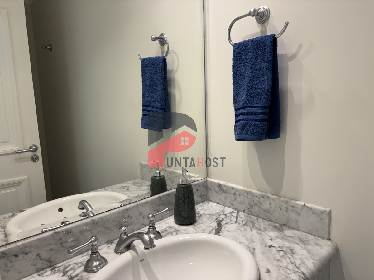 Apartamento ID.251 -  venta MILLENIUM TOWER mansa frente al mar tres suites y dependencias