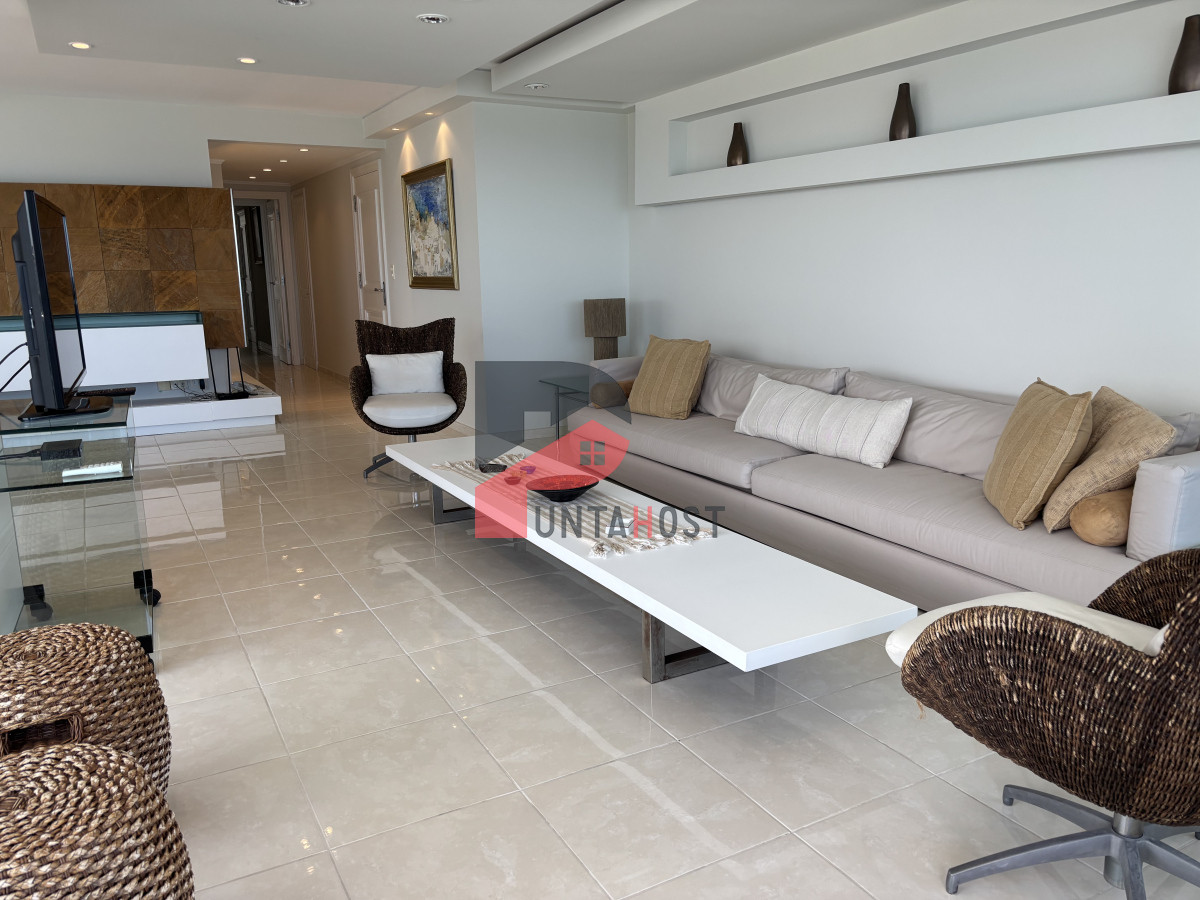 Apartamento ID.251 -  venta MILLENIUM TOWER mansa frente al mar tres suites y dependencias