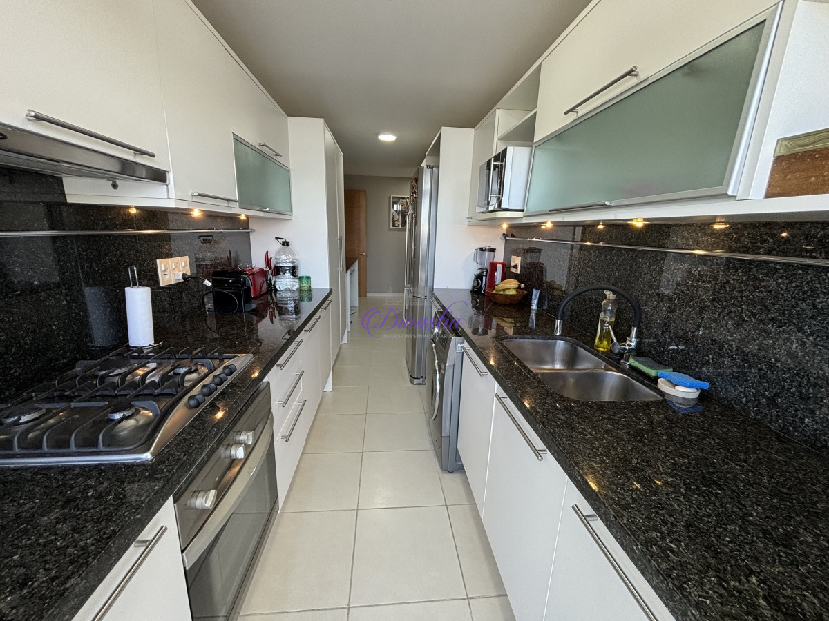 Apartamento ID.367 - Venta y alquiler temporario Apartamento de 3 dormitorios en Playa Mansa, Punta del Este