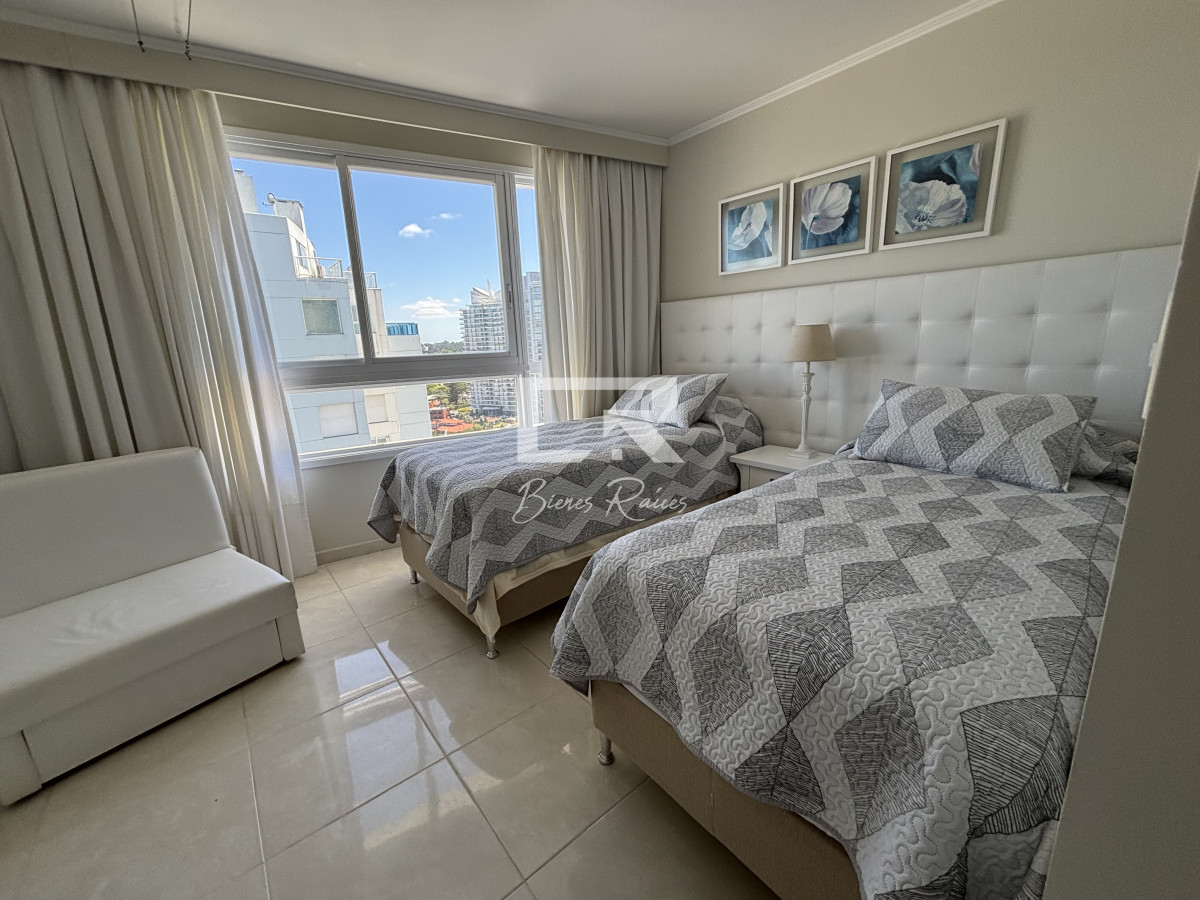 Apartamento ID.570 -  venta y alquiler invierno mansa frente al mar tres suites y dependencias