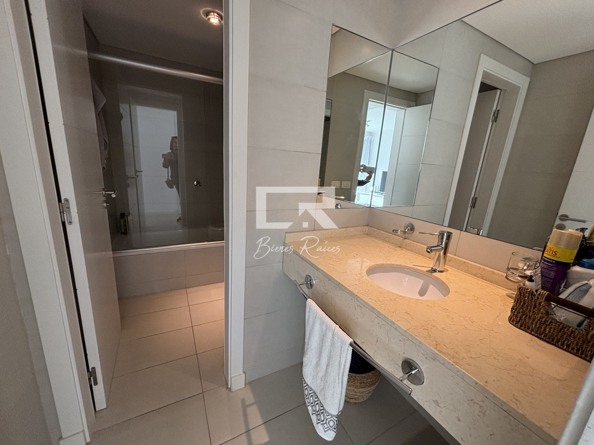 Apartamento ID.885 - Brava, una cuadra del mar. Todos los servicios!!!