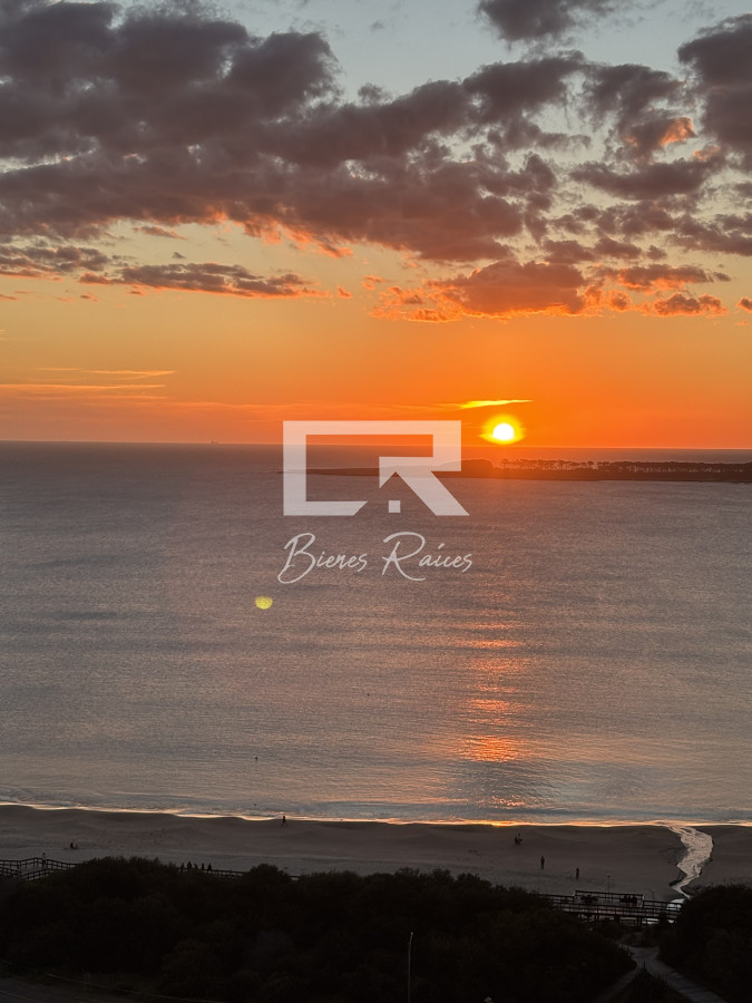 Apartamento ID.570 -  venta y alquiler invierno mansa frente al mar tres suites y dependencias