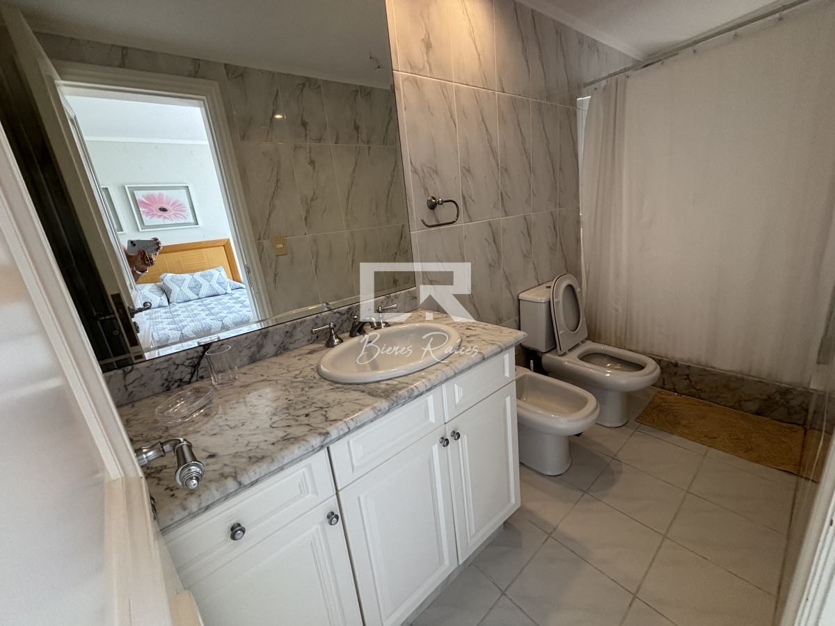 Apartamento ID.570 -  venta y alquiler invierno mansa frente al mar tres suites y dependencias