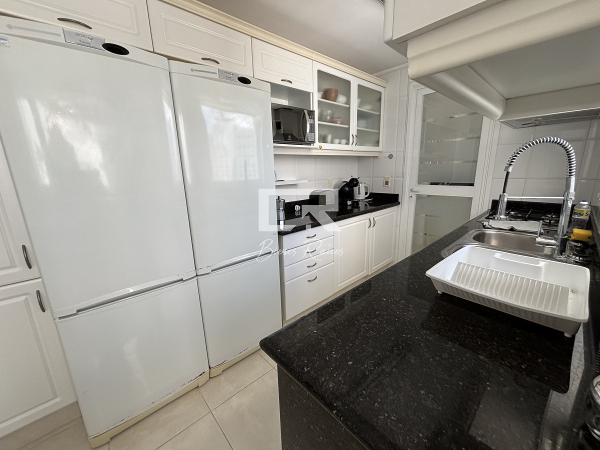 Apartamento ID.570 -  venta y alquiler invierno mansa frente al mar tres suites y dependencias