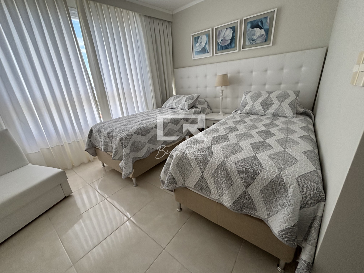 Apartamento ID.570 -  venta y alquiler invierno mansa frente al mar tres suites y dependencias