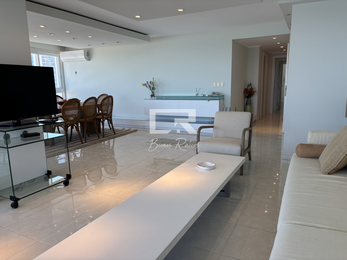 Apartamento ID.570 -  venta y alquiler invierno mansa frente al mar tres suites y dependencias