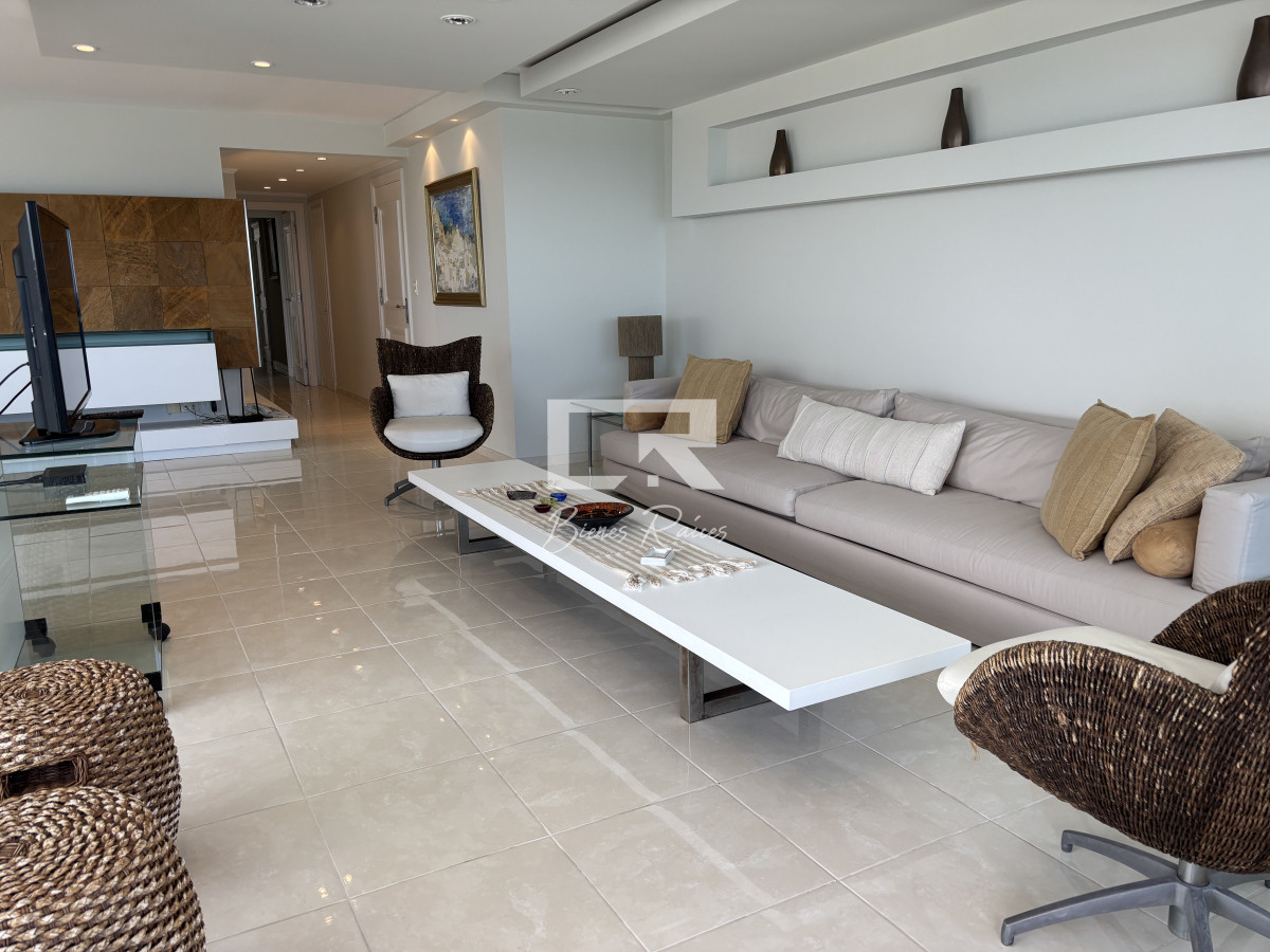 Apartamento ID.570 -  venta y alquiler invierno mansa frente al mar tres suites y dependencias