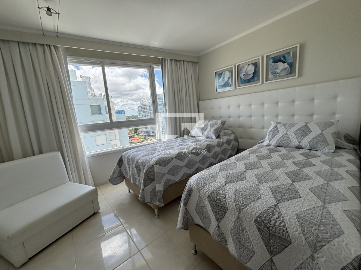 Apartamento ID.570 -  venta y alquiler invierno mansa frente al mar tres suites y dependencias