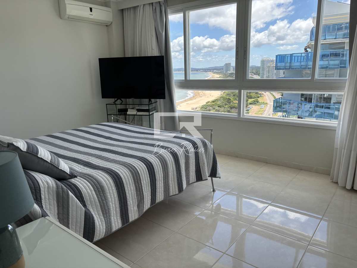 Apartamento ID.570 -  venta y alquiler invierno mansa frente al mar tres suites y dependencias
