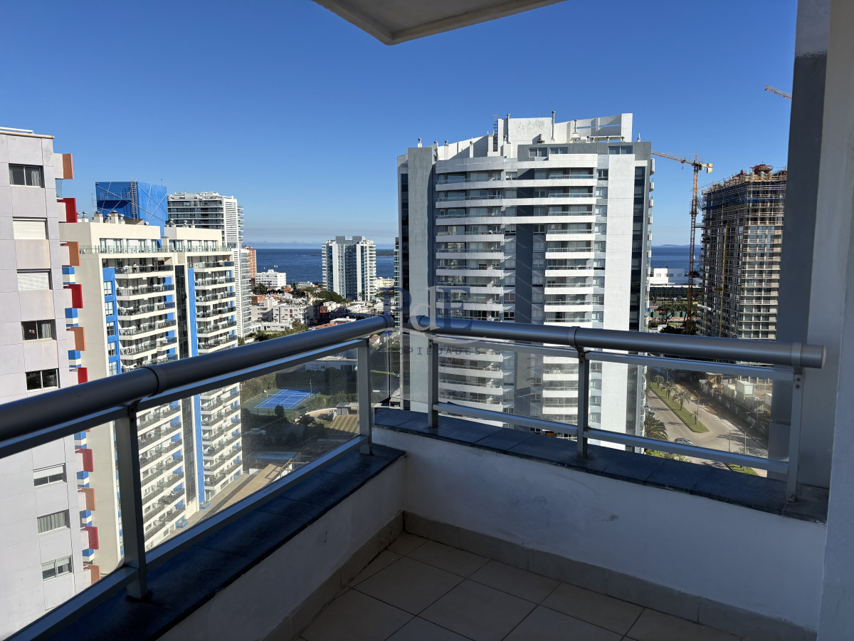 Penthouse con parrillero propio y vista al mar | Playa Brava - Imagen 1