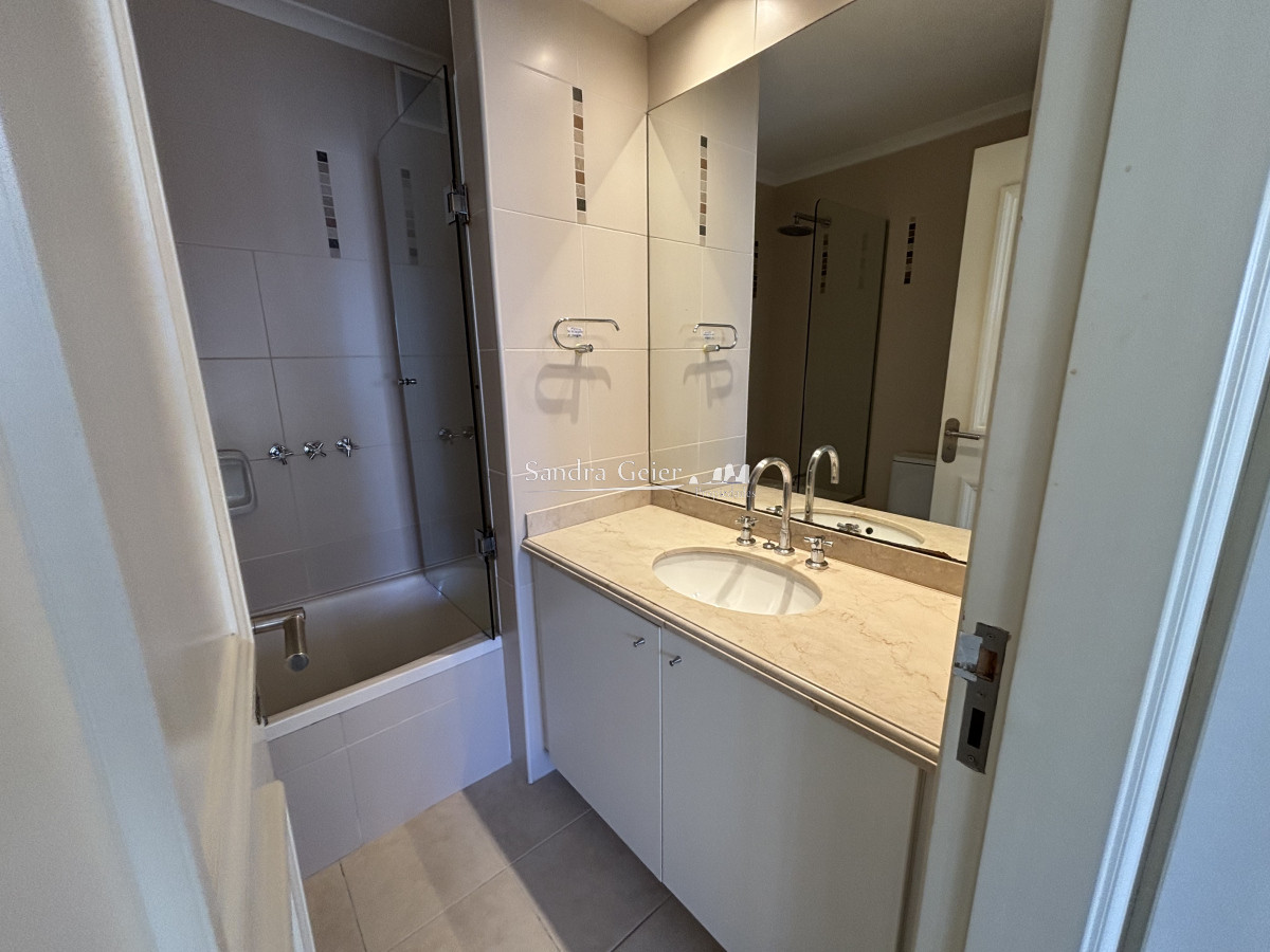 Apartamento ID.2525 - Venta - Av Chiverta todo sol y luz