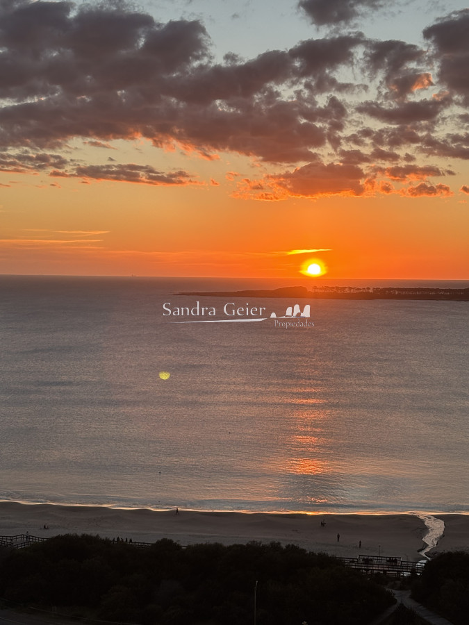 Apartamento ID.1011 -  venta MILLENIUM TOWER mansa frente al mar tres suites y dependencias