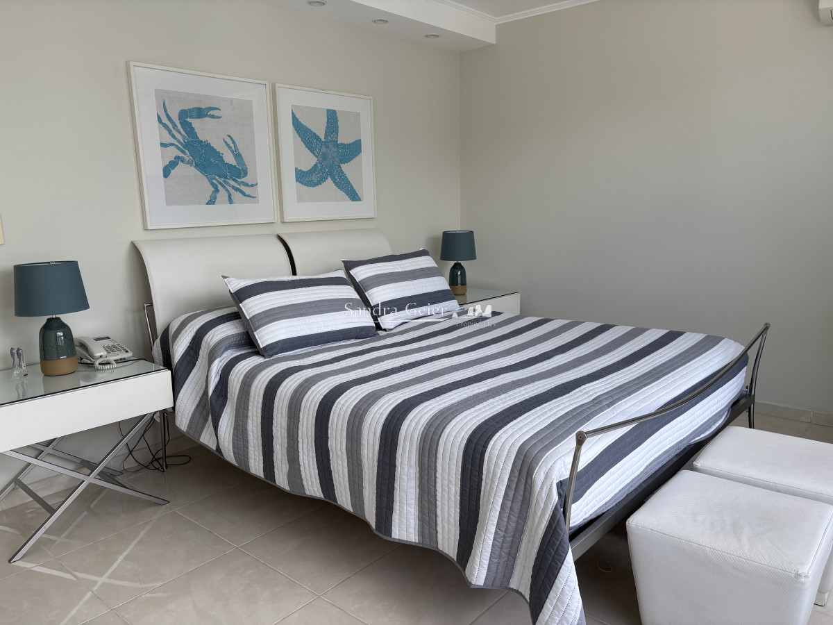 Apartamento ID.1011 -  venta MILLENIUM TOWER mansa frente al mar tres suites y dependencias
