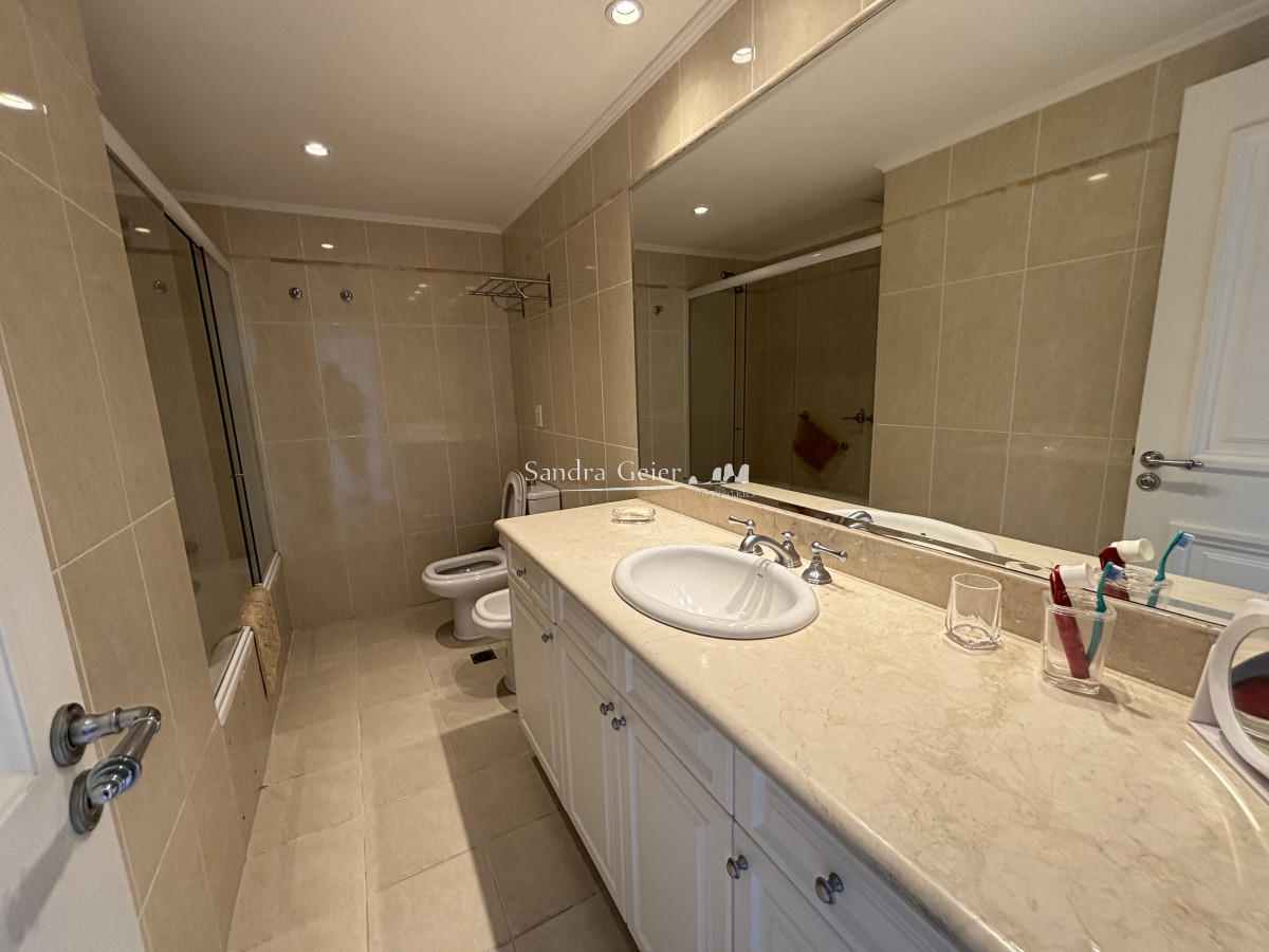 Apartamento ID.1011 -  venta MILLENIUM TOWER mansa frente al mar tres suites y dependencias