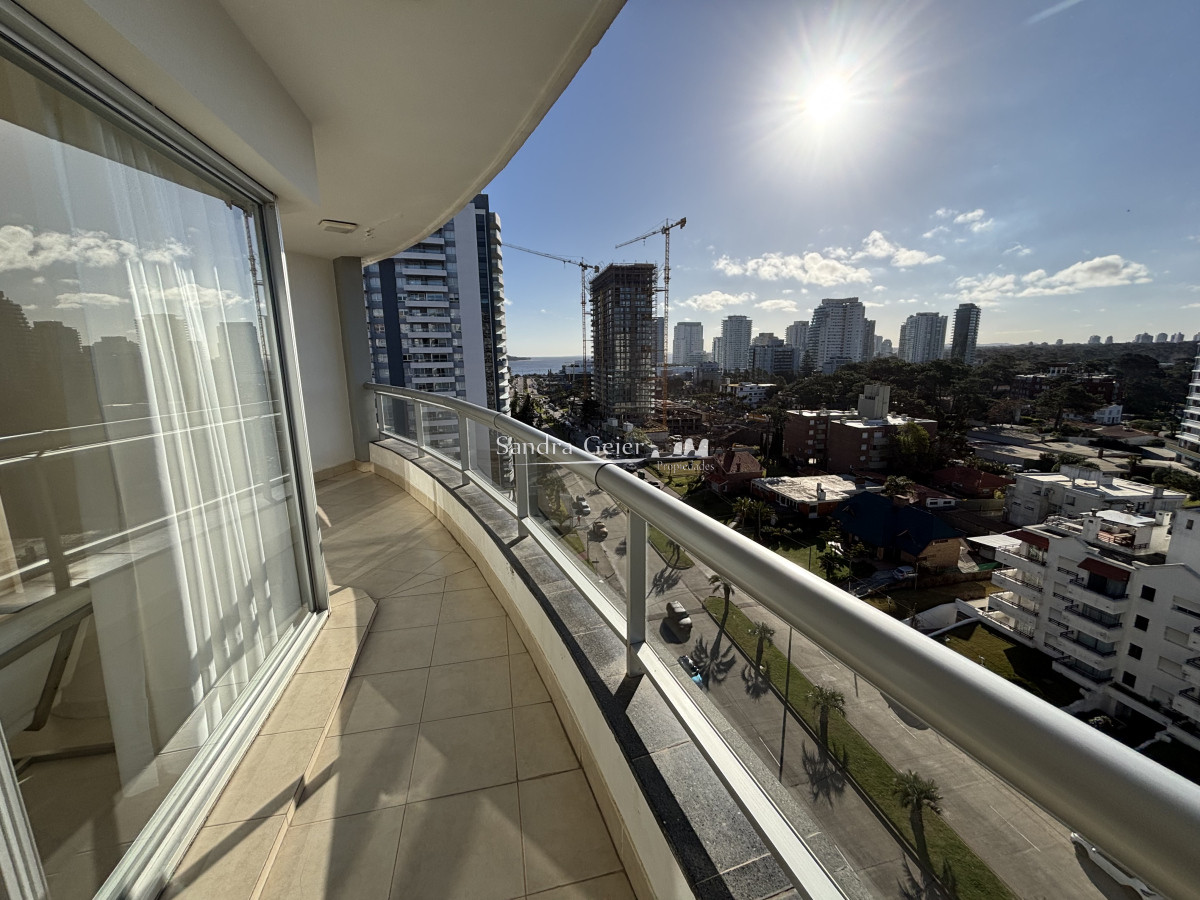 Apartamento ID.2525 - Venta - Av Chiverta todo sol y luz