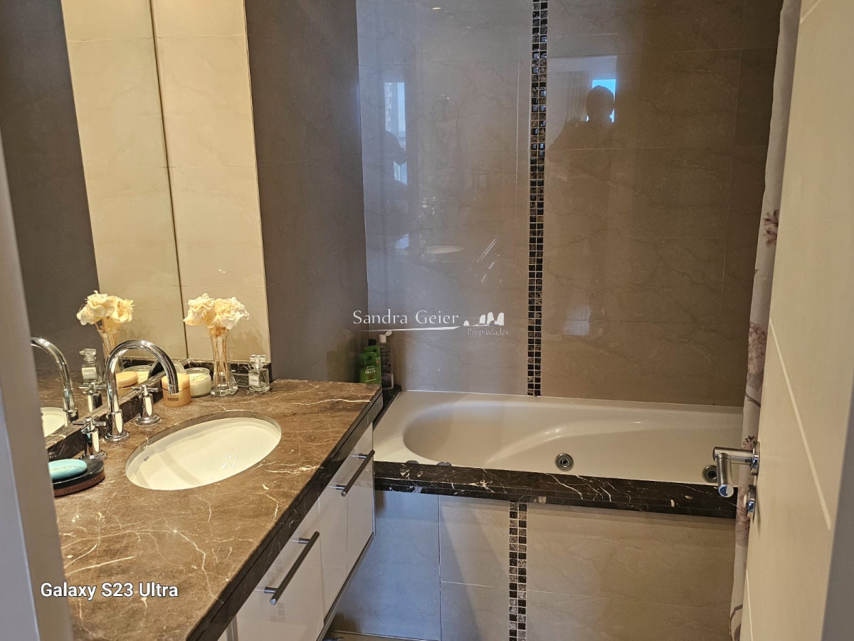 Apartamento ID.2731 - VENTA Y ALQUILER CASINO TOWER PISO ALTO MANSA PARADA 4