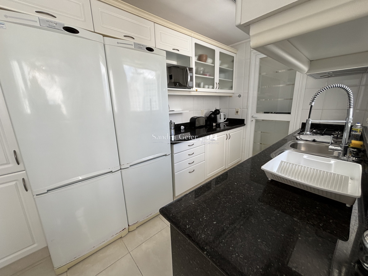 Apartamento ID.1011 -  venta MILLENIUM TOWER mansa frente al mar tres suites y dependencias