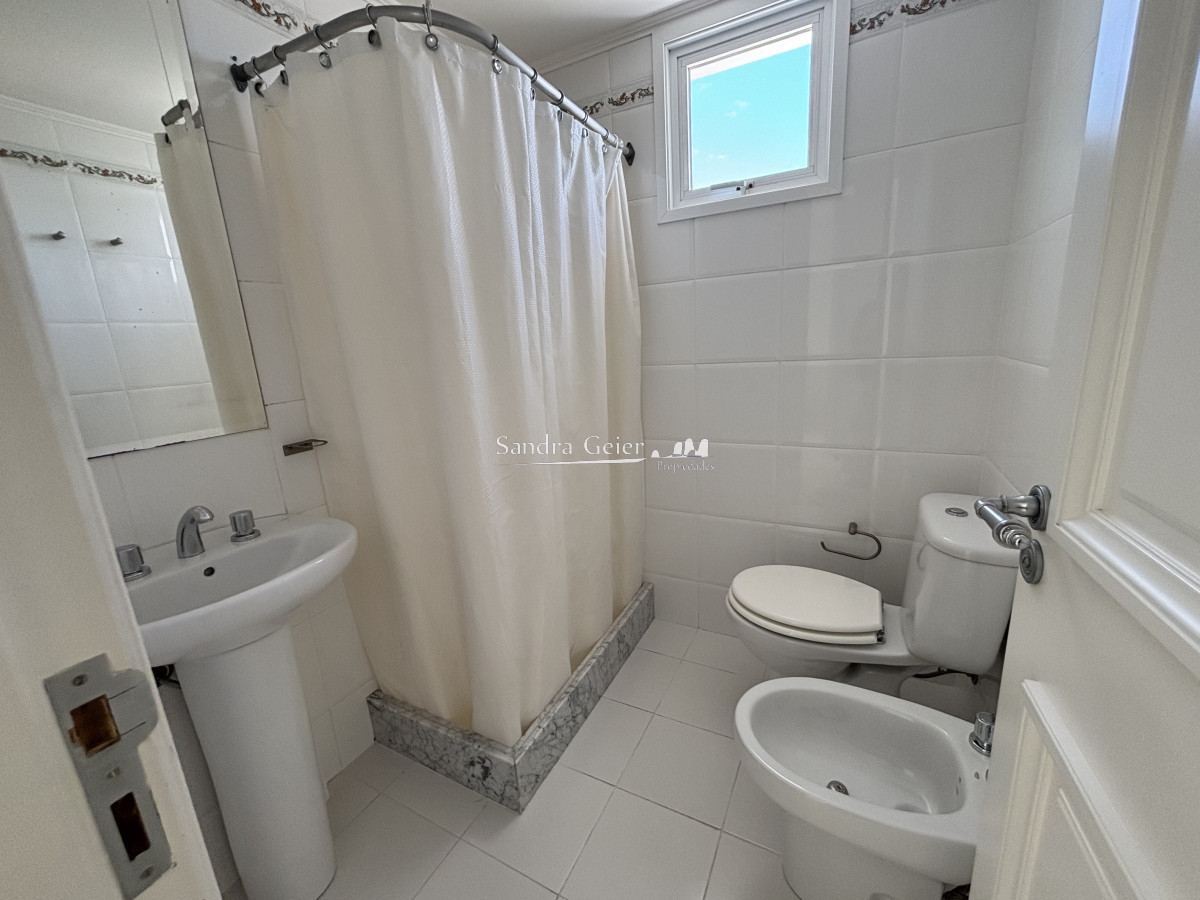 Apartamento ID.1011 -  venta MILLENIUM TOWER mansa frente al mar tres suites y dependencias
