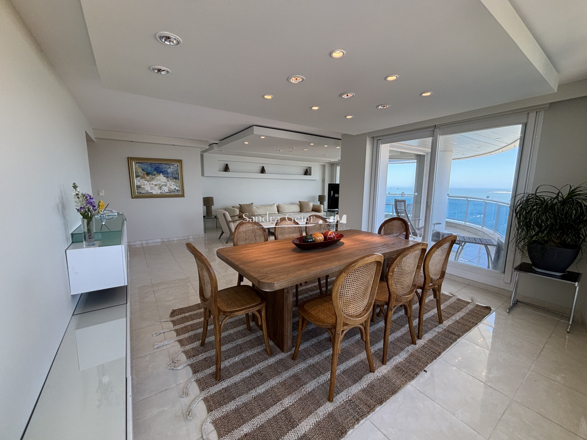 Apartamento ID.1011 -  venta MILLENIUM TOWER mansa frente al mar tres suites y dependencias