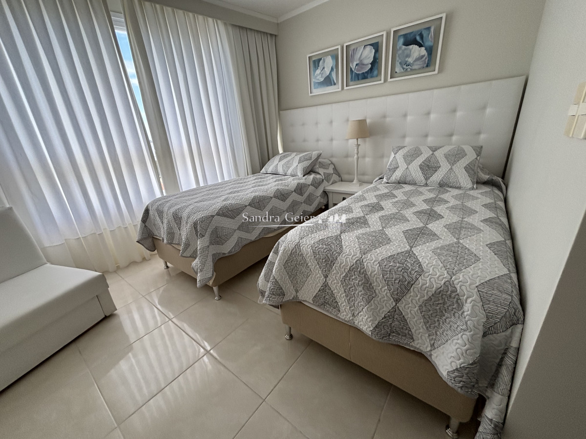 Apartamento ID.1011 -  venta MILLENIUM TOWER mansa frente al mar tres suites y dependencias